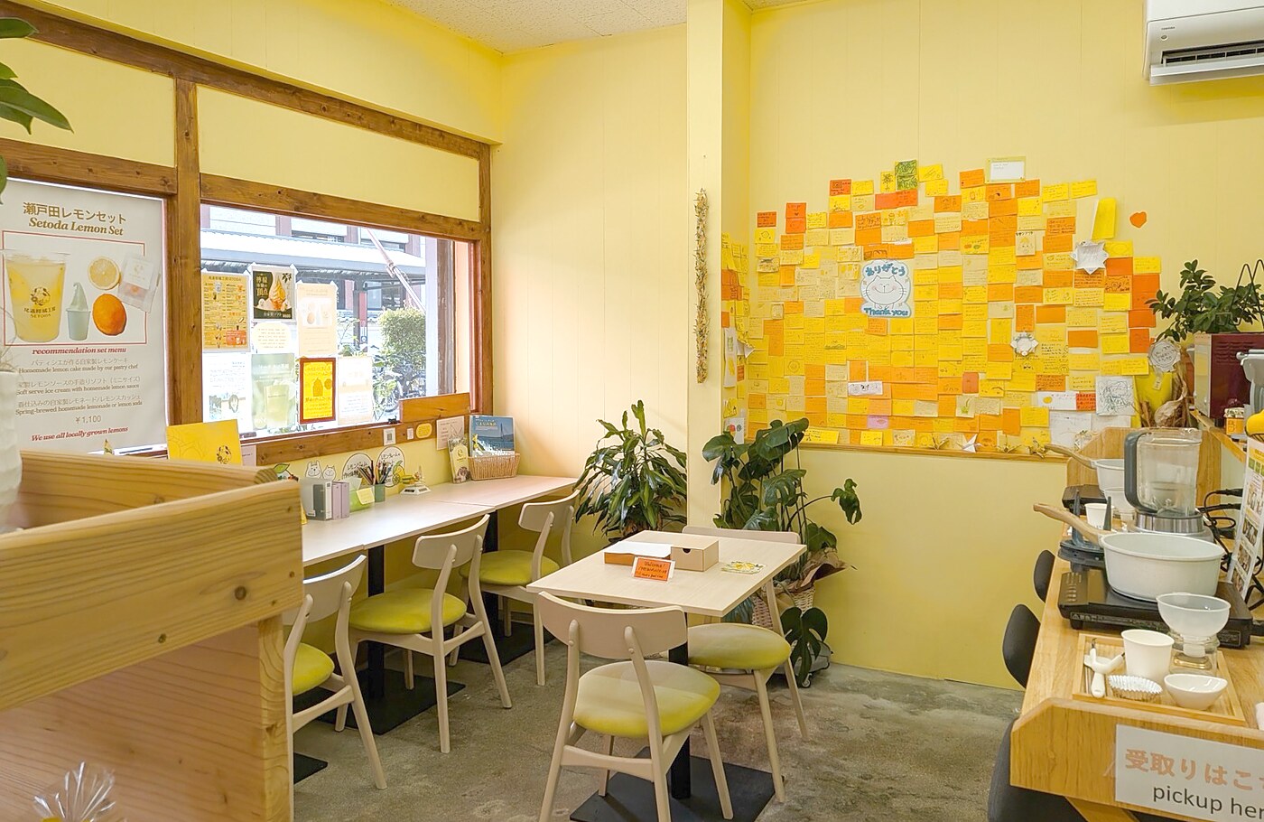 尾道柑橘工房の明るい店内