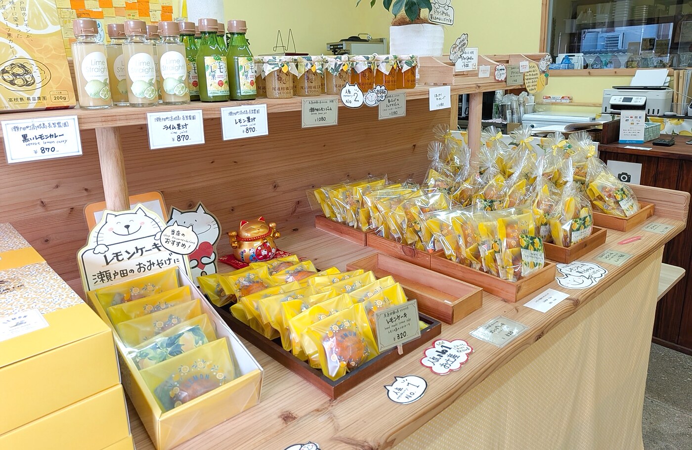 店内の物販棚
